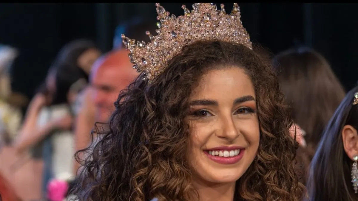 Царица Роза: С корона на главата и перо в ръка СНИМКИ 