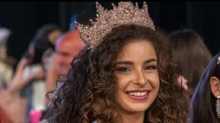 Царица Роза: С корона на главата и перо в ръка СНИМКИ 