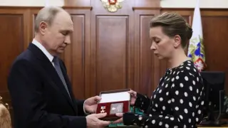 Скандал в Русия! Ето какво партията на Путин подари на майките на загинали войници за 8 март СНИМКИ