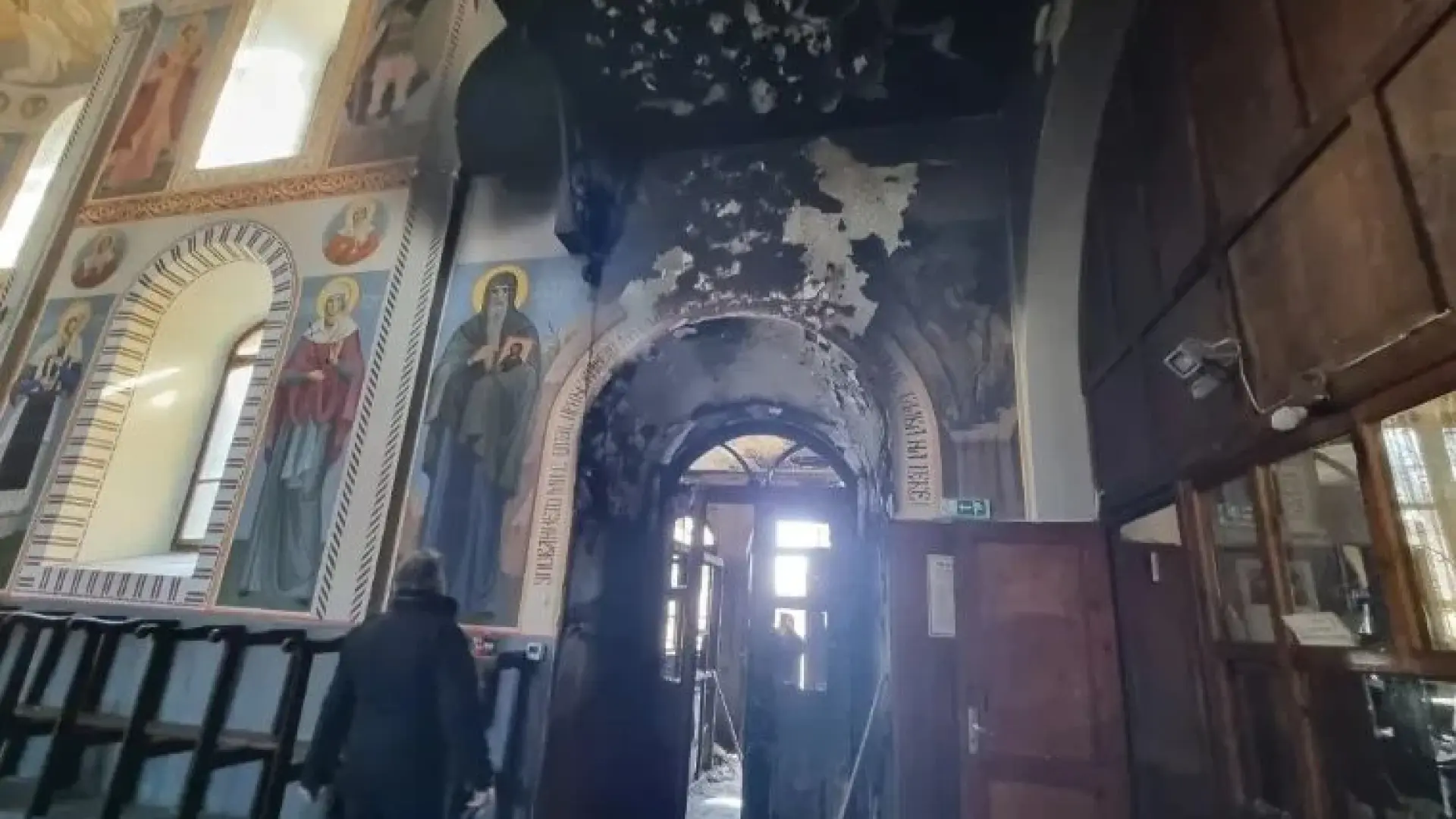 Пожар изпепели родна църква, а сред отломките откриха... СНИМКА 