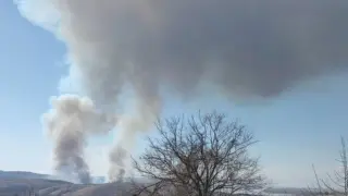 Гъсти облаци черен дим стреснаха хората в русенско село, летят пожарни СНИМКИ 