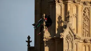 След 16 часа: Арестуваха мъжа, покатерил се на Биг Бен ВИДЕО