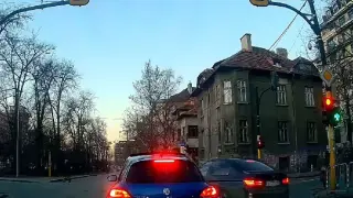 Шофьори масово газят правилата в центъра на София, струва ли си? ВИДЕО