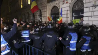 Масови протести и безредици в Румъния заради забраната на Джорджеску за изборите ВИДЕО