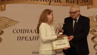 Инж. Петър Кънев връчи приз в наградите „Бизнес хонорис кауза“