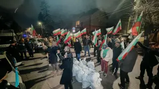 Какво се случва? Разярена тълпа се струпа пред къщата на Борисов в Банкя ВИДЕО