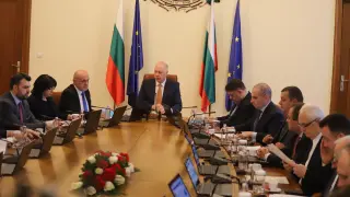 Нестандартен ход: Желязков свиква министрите утре, 35 точки чакат решение