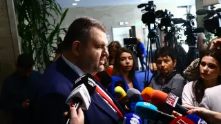 Депутатите гласуваха предложението на Пеевски за държавна верига магазини