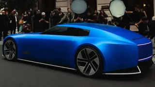 Скандал в Париж: ВИДЕО запечата как зареждат новия футуристичен Jaguar