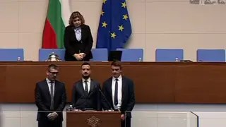 Драми и клетви в парламента, човек на МЕЧ шокира всички БЛИЦ live