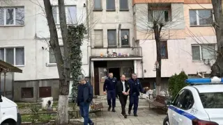 Зрелищно! Изведоха с белезници от блока му вандала, ужасил Враца СНИМКИ