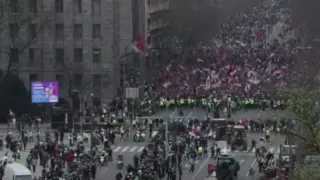 Кола се заби в протестиращи в Белград, има много ранени ВИДЕО