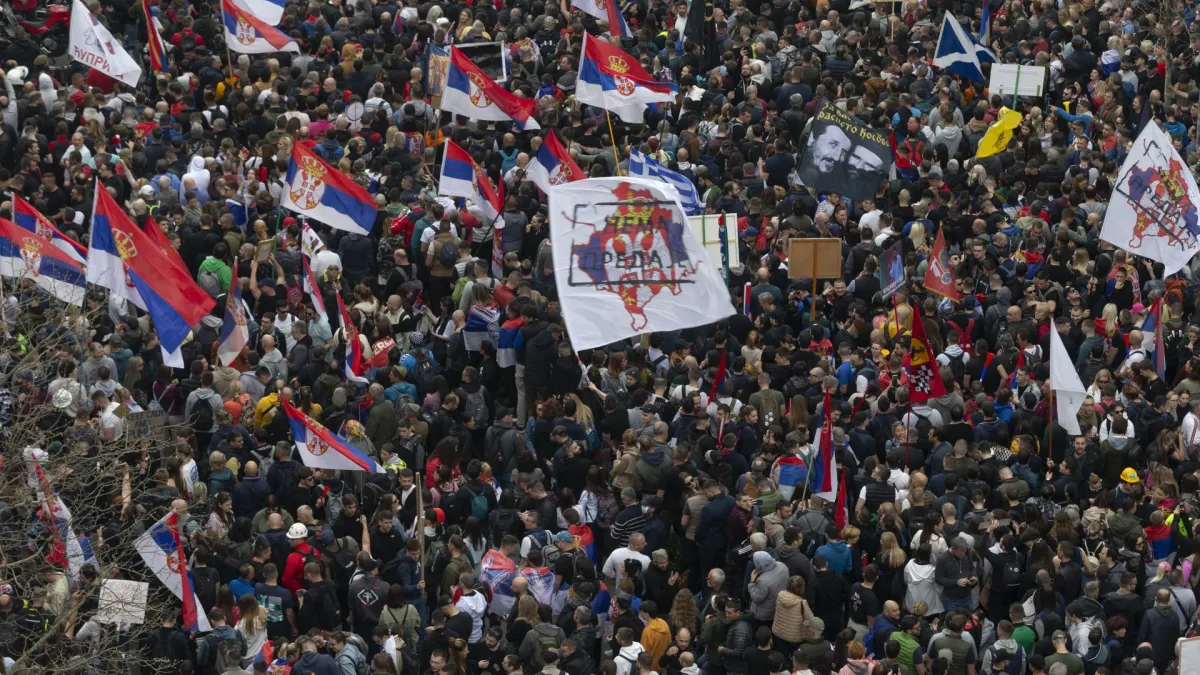 Море от хора заля Белград, а цяла Сърбия е „пумпай” ВИДЕО