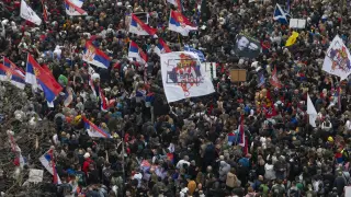 Море от хора заля Белград, а цяла Сърбия е „пумпай” ВИДЕО