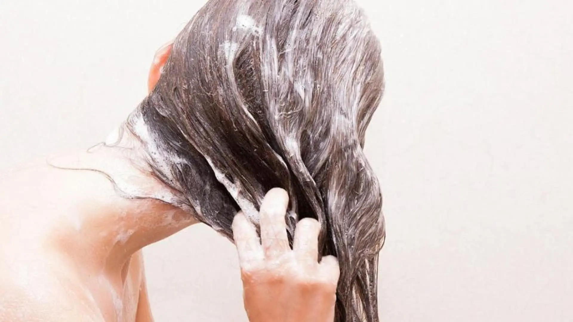 Край на догадките: Ето колко често трябва да миете косата си!