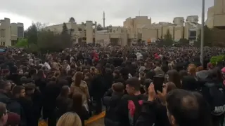 Под дъжд и гръмотевици: Хиляди излязоха пред университета в Скопие заради трагедията в Кочани 