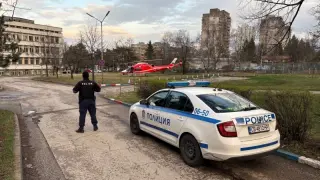 Отцепиха двора на болницата във Враца, кацна и въздушната линейка ВИДЕО 