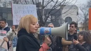 Мая Манолова пред разгневената тълпа в Перник: Убиха мое животно