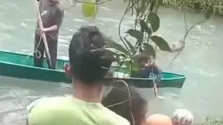 Ужасяващо ВИДЕО 18+ запечата крокодил с разкъсана жена в устата