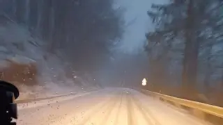 Пързалка на Петрохан! Вече има закъсал ТИР, всичко е в мъгла ВИДЕО