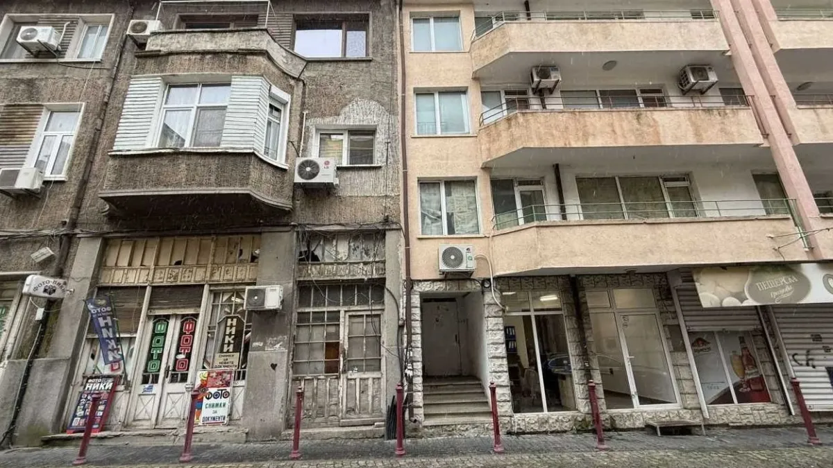 Центърът на Бургас почерня от полиция - ужасяваща смърт на мъж 