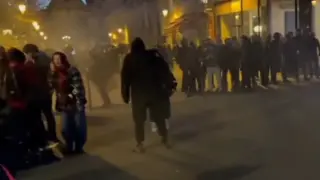 Полиция изгони стотици мигранти, настанили се в театър в центъра на Париж ВИДЕО