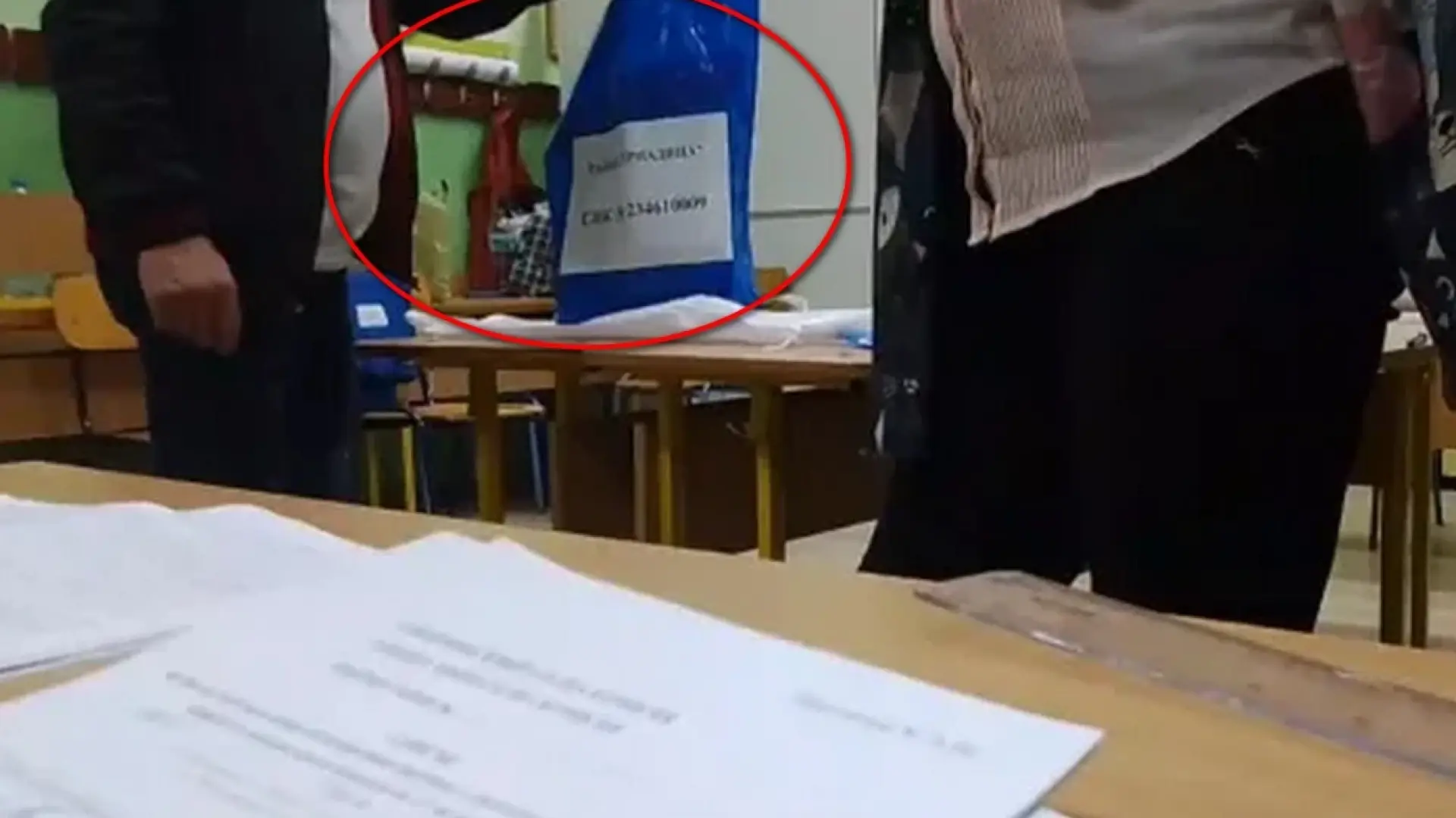 Куп въпроси за мистериозни сини изборни торби разтърсиха България