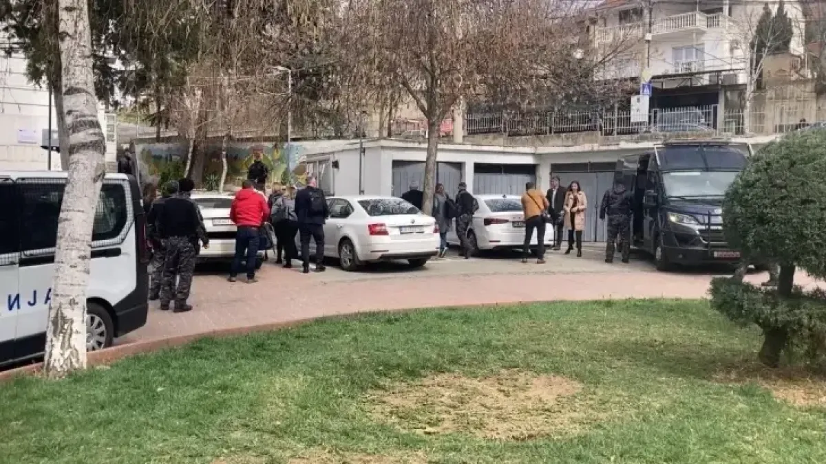 Полиция влезе в сградата на Община Кочани, ето какво се случва ВИДЕО