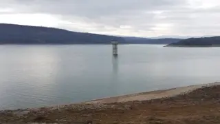 Какво се случва? Водолази се спуснаха на 38 метра дълбочина в язовир "Тича"