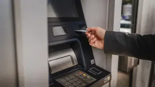 Куриоз с банкомат в наш град: Не пусна парите на баба и ги даде на друг
