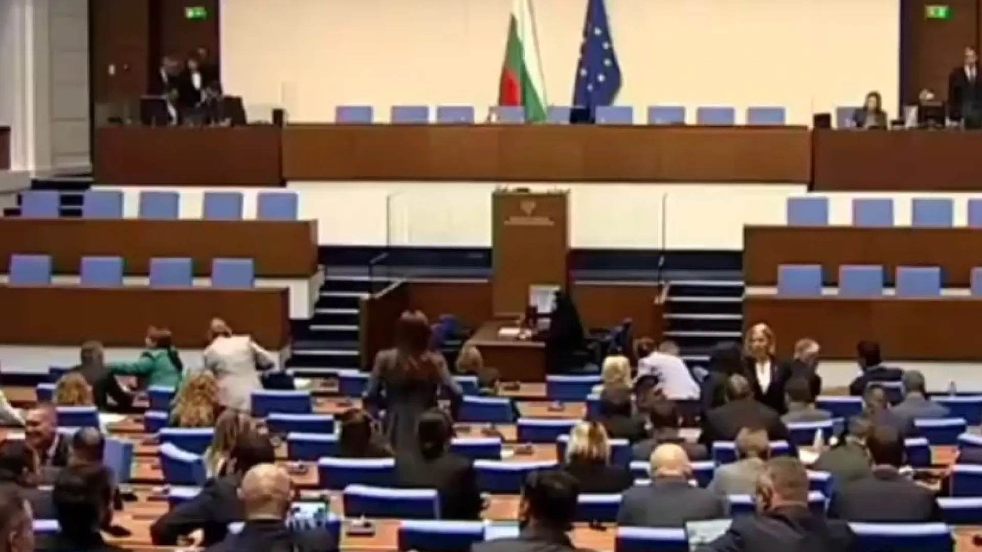 Заседанието на парламента беше закрито след близо 15 часа