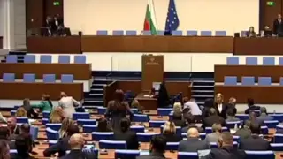 Заседанието на парламента беше закрито след близо 15 часа