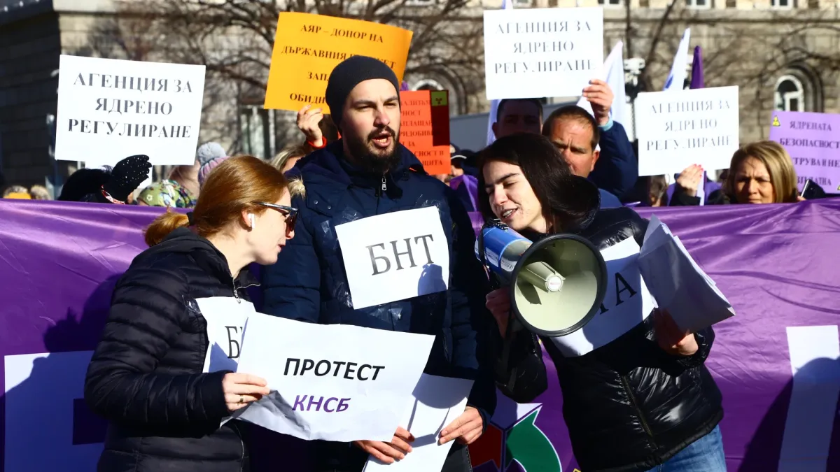 Фоторепортаж в БЛИЦ! Протест пред парламента, хората искат пари!