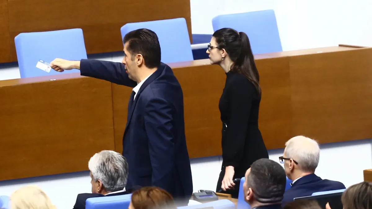 Лена съвсем загази заради Петков и шашмите им