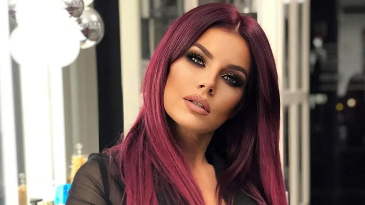 Фолкпевицата Валя лъсна без бельо, палави СНИМКИ 18+