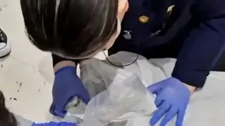 Двойка взе погрешка чужд куфар на летището, когато го отвори изпадна в ужас