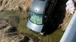Жена излетя с колата си от пътя, не е за вярване какво се случи след това ВИДЕО