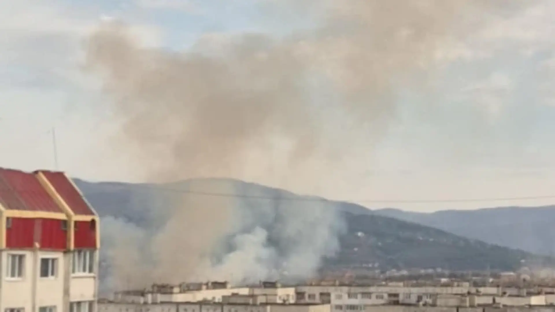 Гъсти облаци черен дим изправиха на нокти столичани, вият сирени 