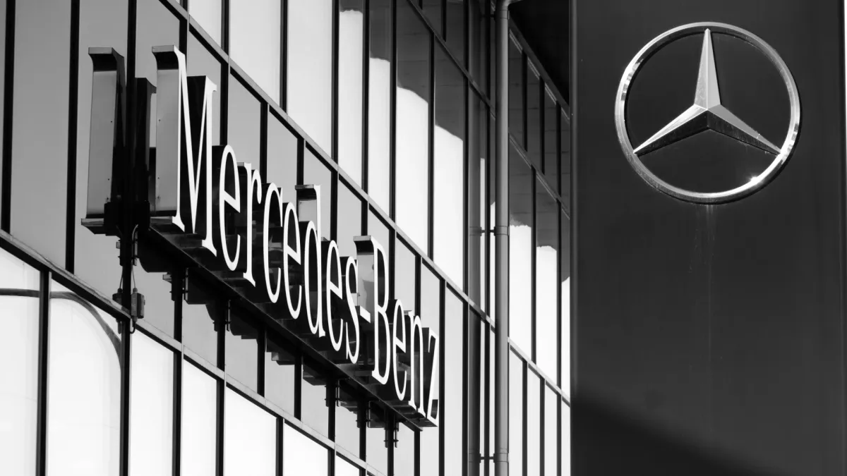 Докъде се докараха: Mercedes-Benz дава до 500 000 евро на служители, ако напуснат доброволно