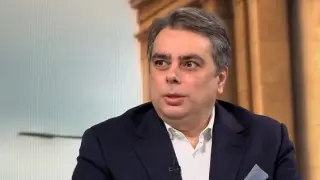 Асен Василев стопли: Горенето на къщи и късането на микрофони не работи