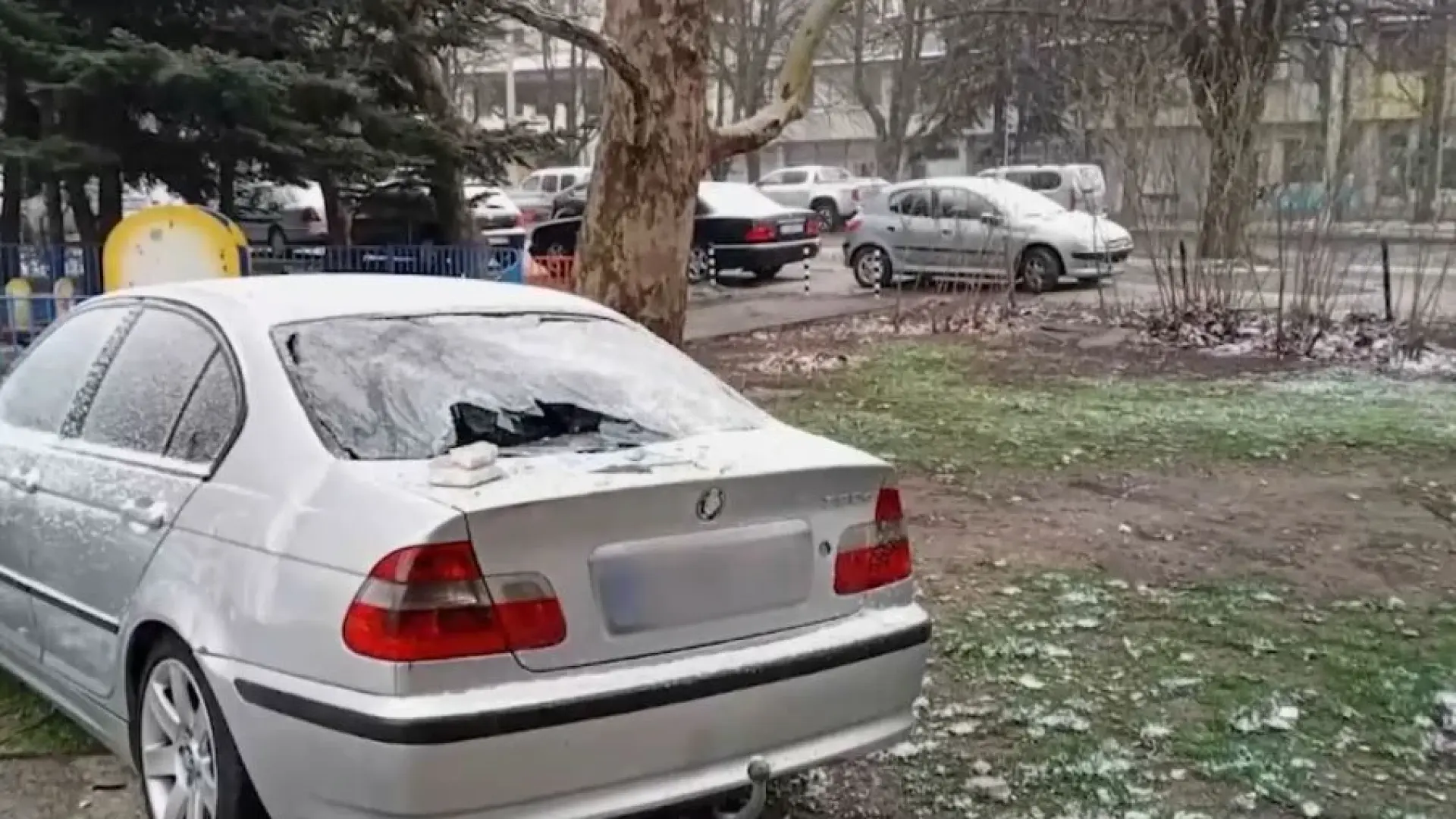 Плоча от блок се стовари върху паркирана кола в Русе ВИДЕО