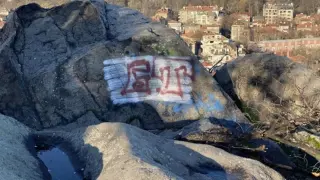 Пловдивско тепе осъмна нашарено с графити заради тайнствената Райна СНИМКИ