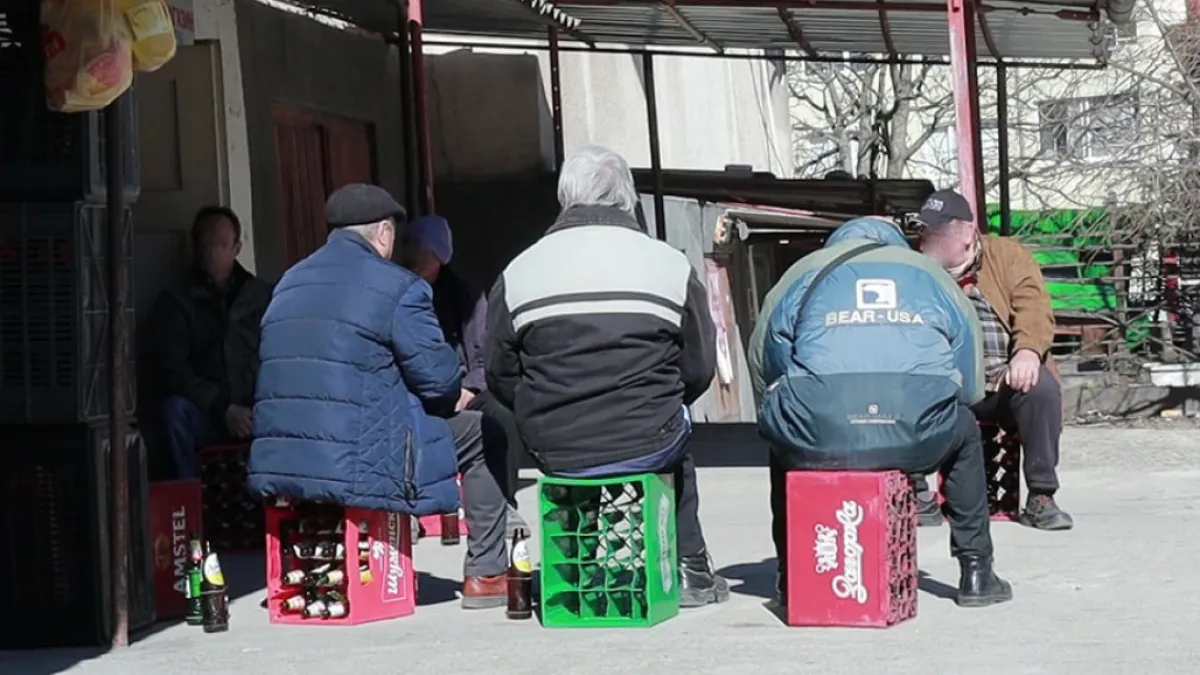 Работят, за да пият - пият и работят, мезят евтин салам на хартия