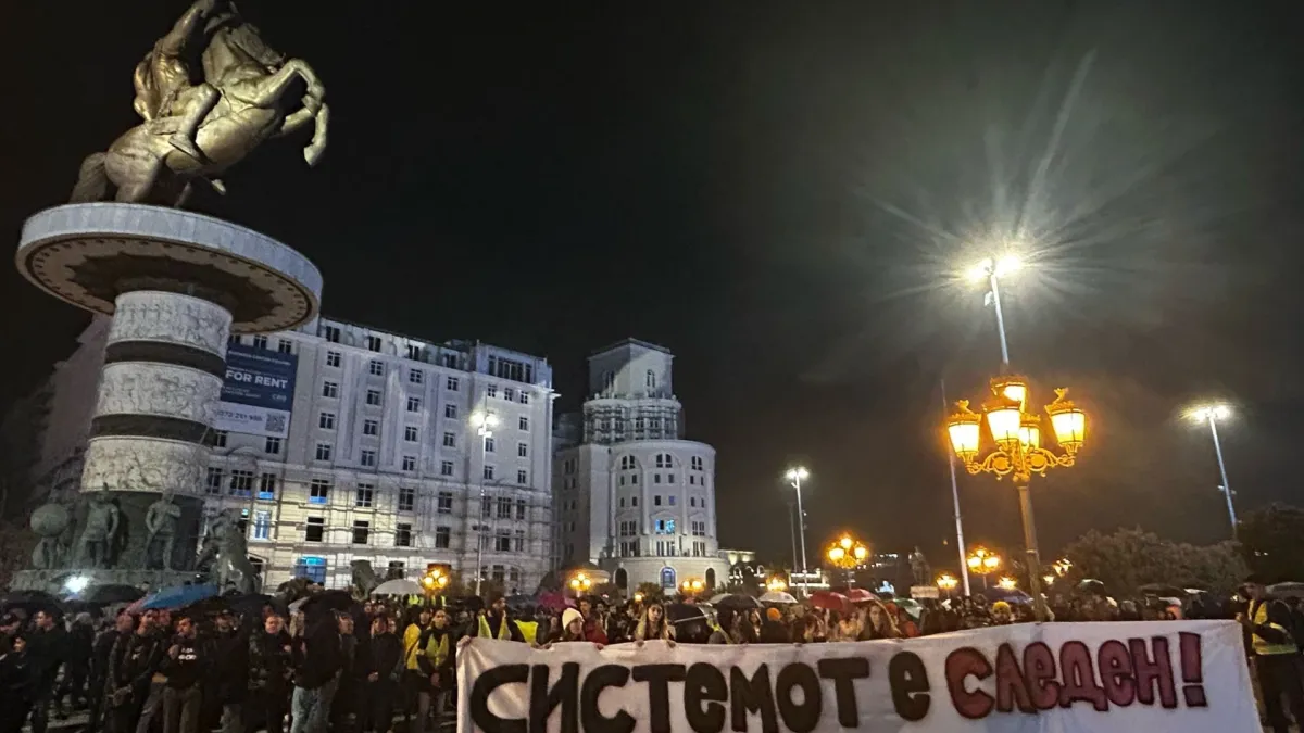 В Скопие ври и кипи, хиляди окупираха парламента СНИМКИ