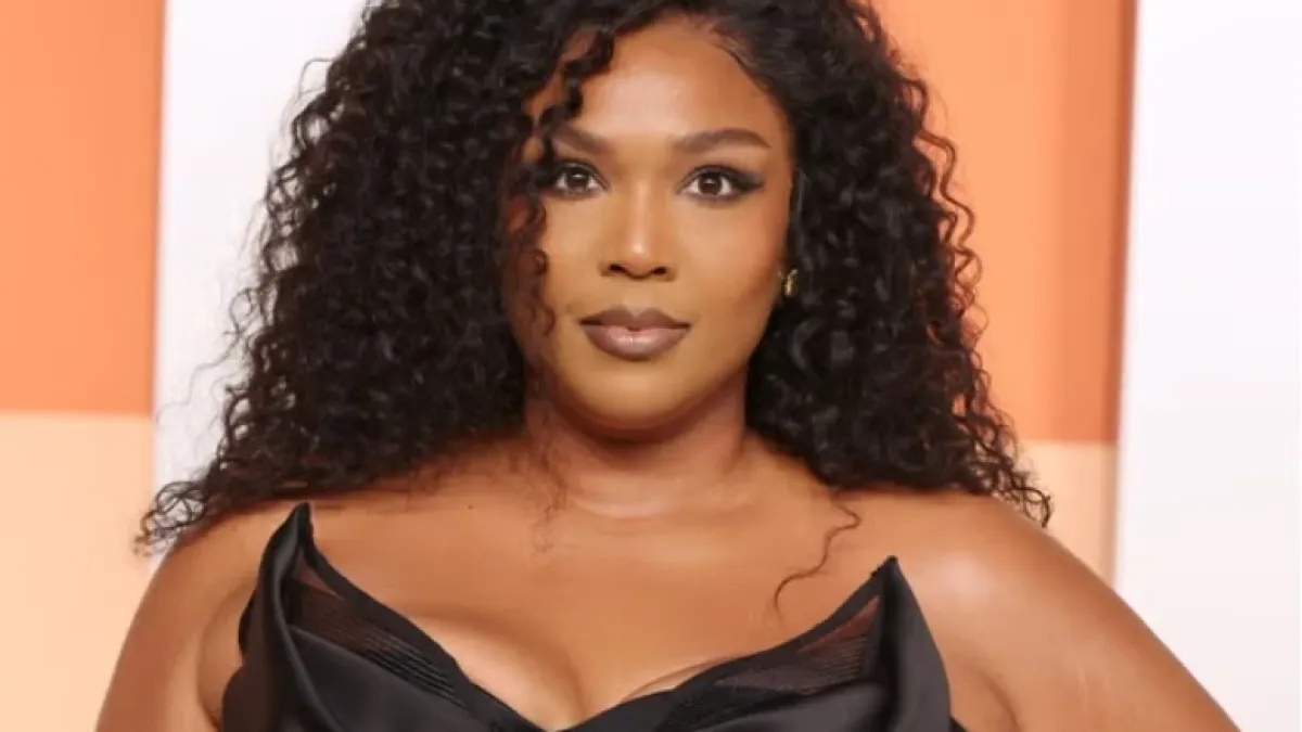 Плюс-сайз рапърката Lizzo показа по бельо отслабването си СНИМКИ 18+