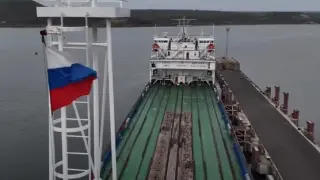 Руският "Славянин" пристигна във Варна с ядрен товар