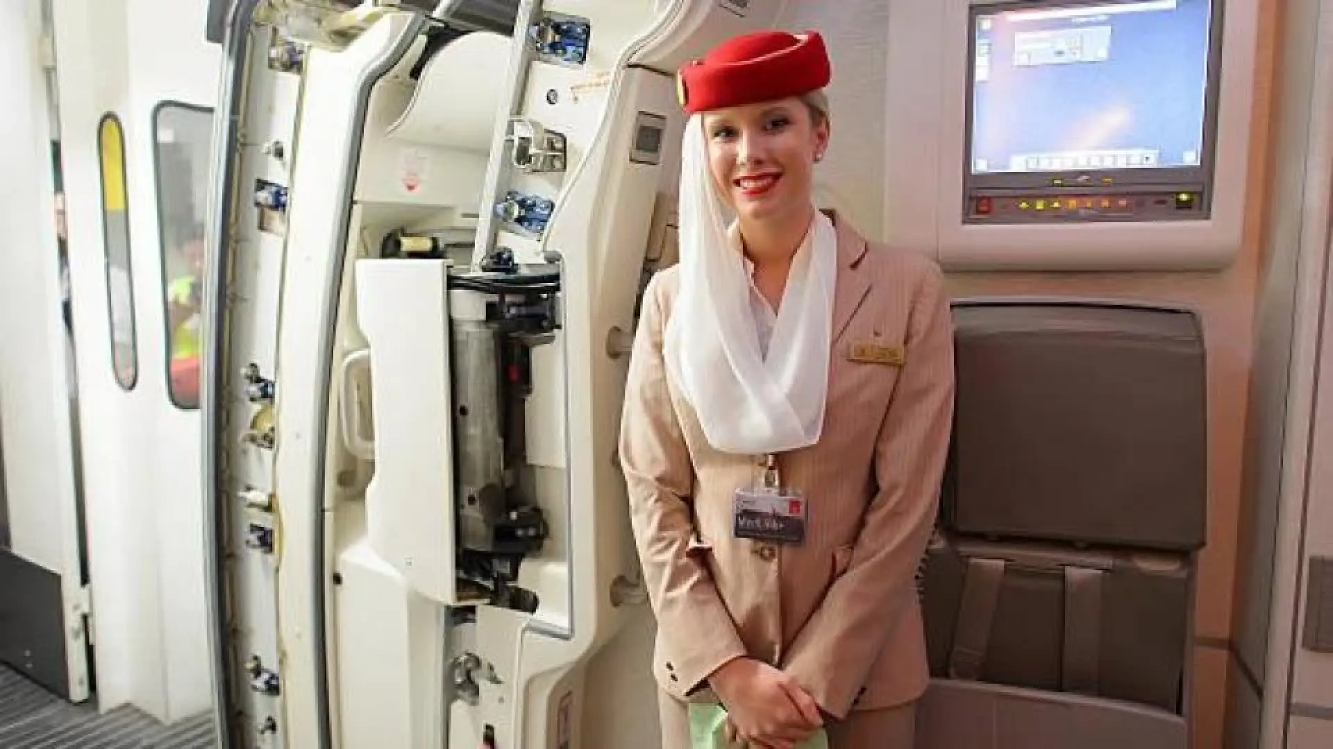 Стюардеса от Emirates разкри шокиращите забрани, които им налага компанията!