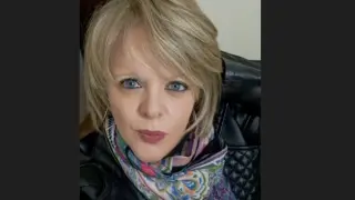 Учителка примамвала ученици в празната класна стая и им показвала... СНИМКИ