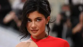 Кайли Дженър нагорещи по изрязани бански феновете СНИМКИ 18+