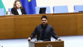 Край на сагата: Възстановиха парламентарната група на МЕЧ